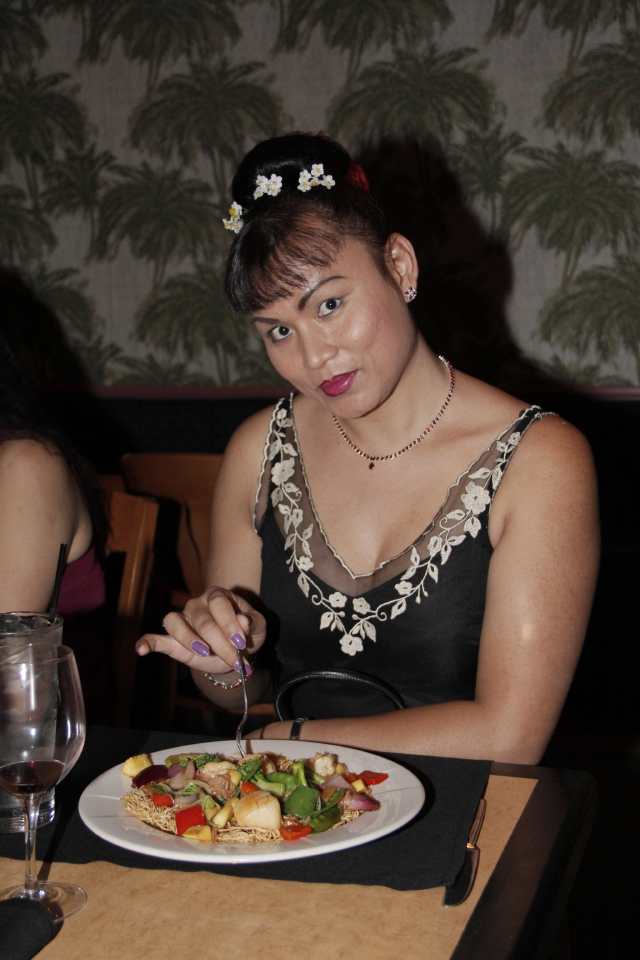 Dinner
		before dancing.
